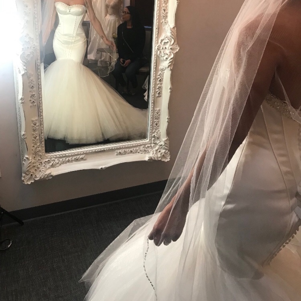 White wedding dress - Picture 2 of 4